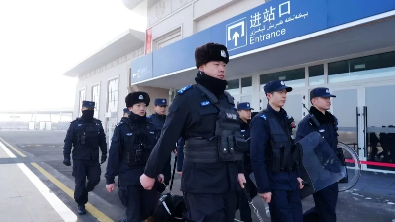 乌鲁木齐铁路公安局乌鲁木齐铁路公安处石河子火站派出所联合多单位开展“平安春运·温暖同行”系列活动