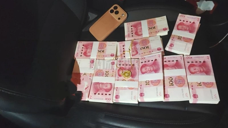 停车忘锁门？新疆伊宁公安暖心守护，10万元一分没少
