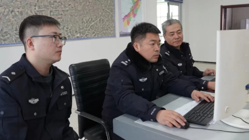 吉林梅河新区公安交警查处一辆救护车非法加装警报器交通违法行为