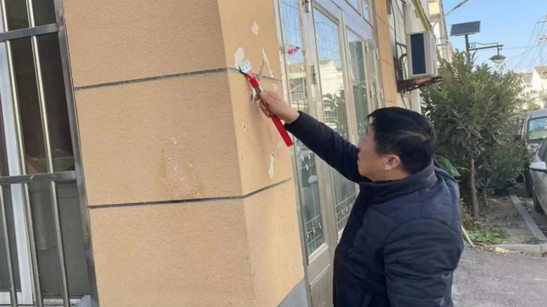 安徽泗县民警扮靓城市颜值清理街头小广告