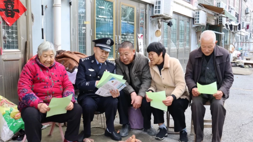 安徽泗县民警农家院里拉家常话平安