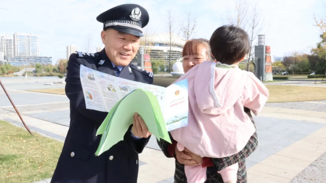 安徽泗县：民警公园普法忙 安全知识伴身旁