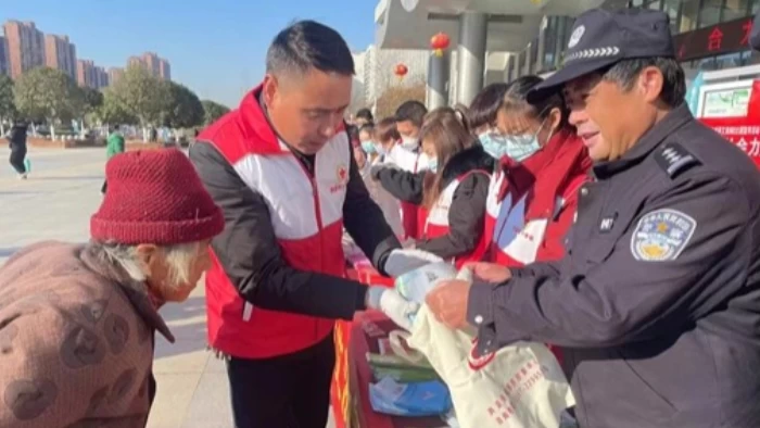 春节赶集备年货 泗县公安“普法摊位”护平安