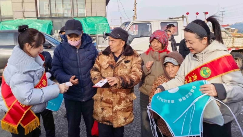 新疆沙湾市北坡年集涌动“志愿红”，绶带飘扬传递法治温度