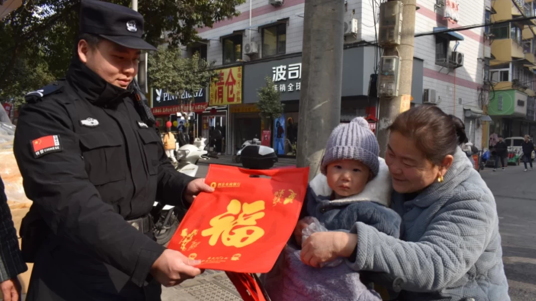 安徽省泗县民警春节送福来 市民暖心幸福满