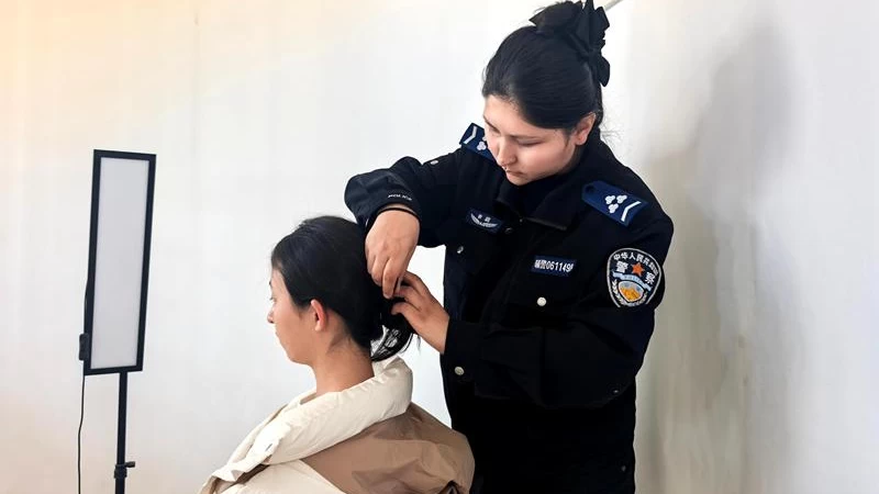 新疆霍城县公安局证件照片“多拍优选”服务获群众点赞