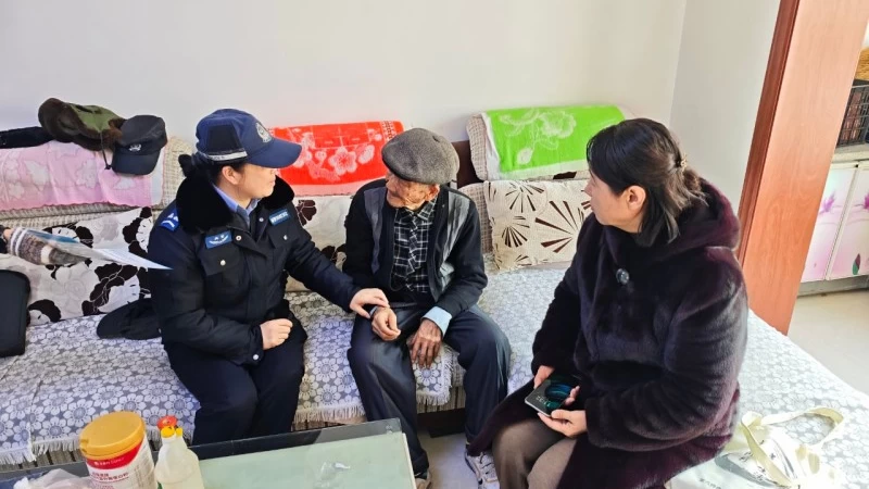 新疆生产建设兵团奇台垦区公安局：藏蓝护银发 平安暖万家