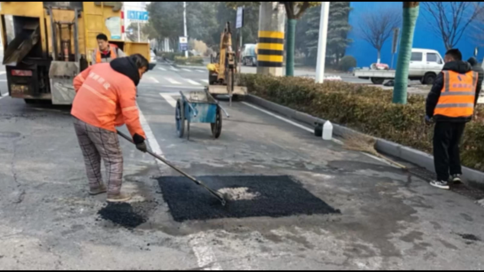 安徽阜阳市：颍州城管快速响应解民忧井盖维修保安全
