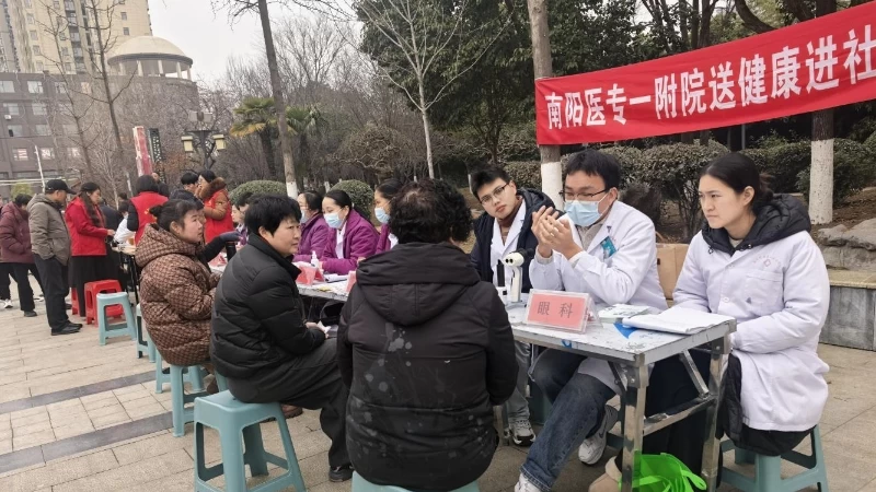 河南省南阳市宛城区：墨香义诊添年味 志愿同行暖新春