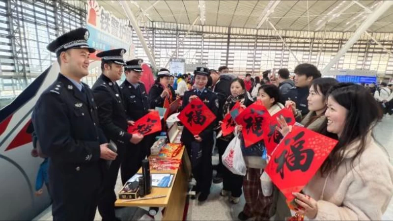 青岛铁路公安开展文明出行安全宣传活动