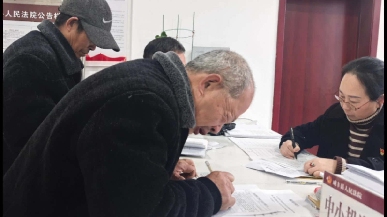 湖北咸丰：八年讨薪路慢慢 司法调解解纷争