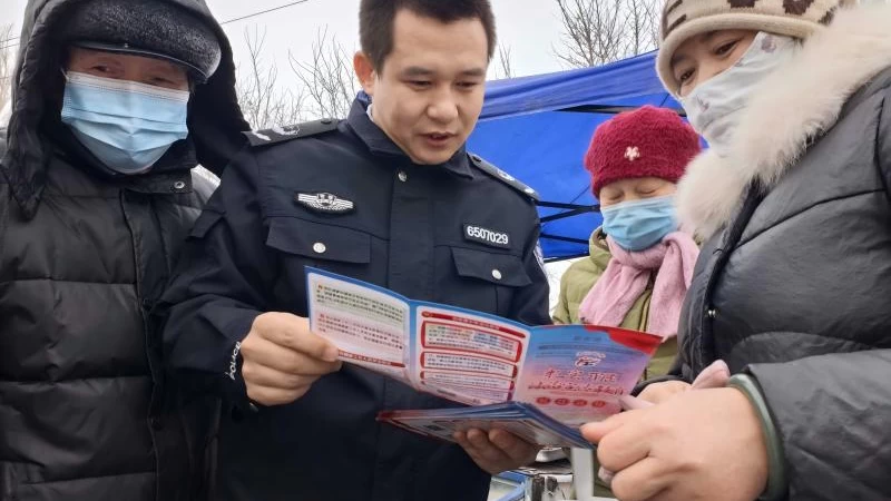 新疆生产建设兵团第七师一二四团司法所：新春集市年味浓 法治安全送万家