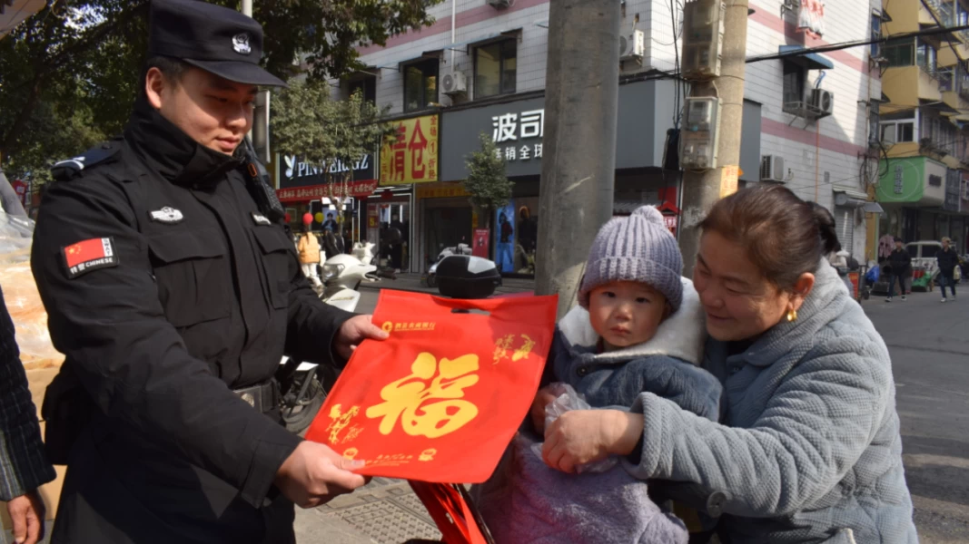 安徽省泗县经侦民警进店送安 反洗钱共识暖商街
