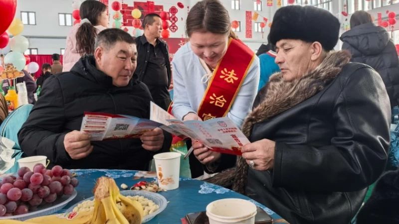 新疆福海县司法局：村晚普法正当时 平安过年有底气