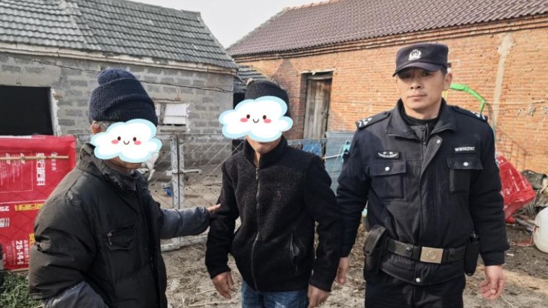 男子醉卧街头不知归 民警暖心护送助团圆