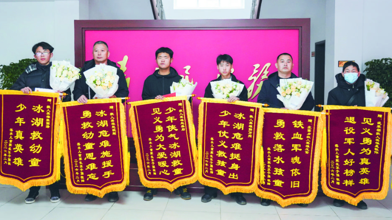 退伍军人冲在最前 还有三位18岁小伙