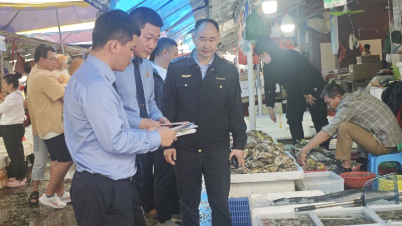 海南省琼海市检察院潭门海洋检察室联合市场监督管理所开展节前食品安全专项检查与普法宣传活动