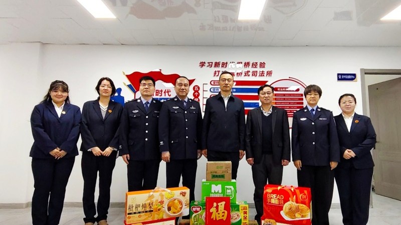 新疆生产建设兵团第七师一三一团党委慰问司法所一线干警