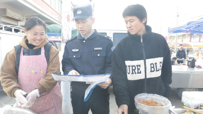 泗县民警平安进万家 入户“唠”安全