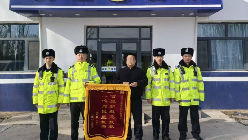 山西大同：雪天暖心护送，锦旗感恩交警