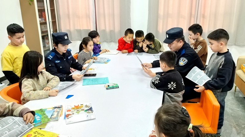 新疆霍城县公安局：寒假普法护成长 民警相伴守平安