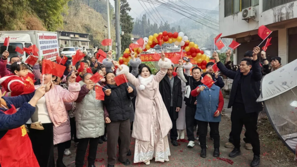 28年离散终团圆！老屋未拆盼亲归 警灯照亮回家路