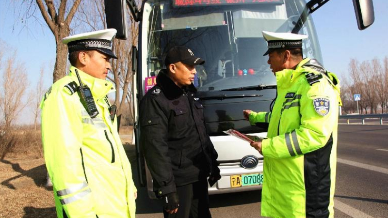 宁夏交警铺就春运平安路