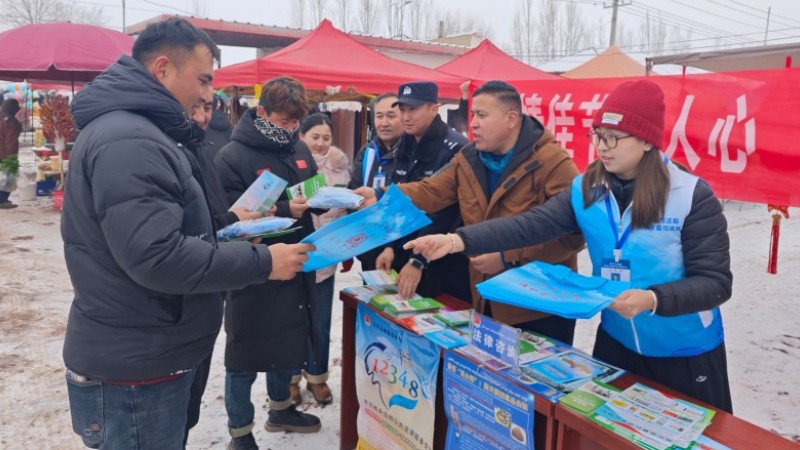 新疆巩留县阿尕尔森镇：春节普法进巴扎 法治年货暖民心