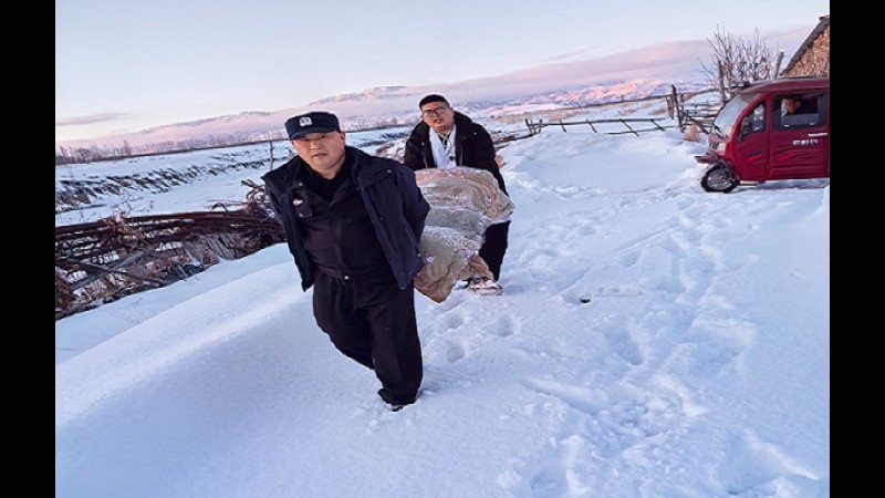 新疆尼勒克县公安局：60岁老妇突发疾病 警医踏雪联合救助