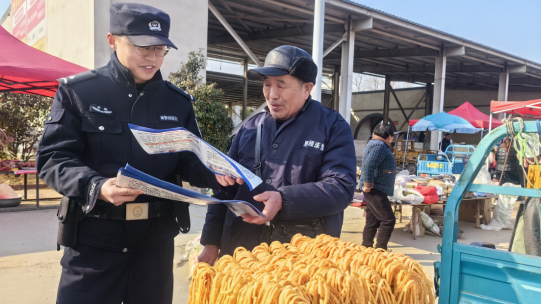 安徽泗县民警春节走访化平安