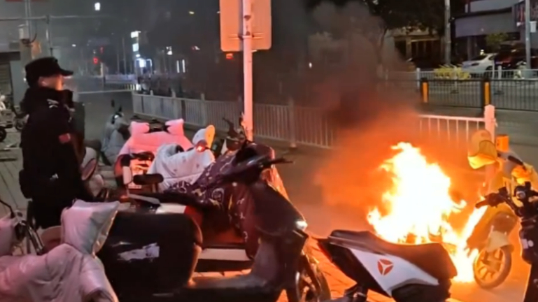 电动车街头自燃，泗县特巡警秒变消防员及时控火保平安