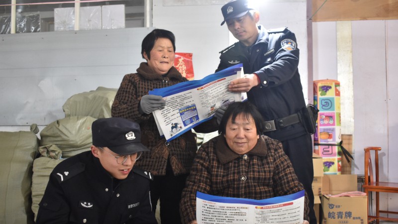 安徽泗县民警入户普法