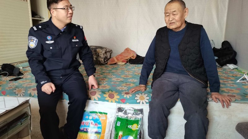 新疆塔城边境管理支队阿西尔边境派出所走访慰问孤寡老人