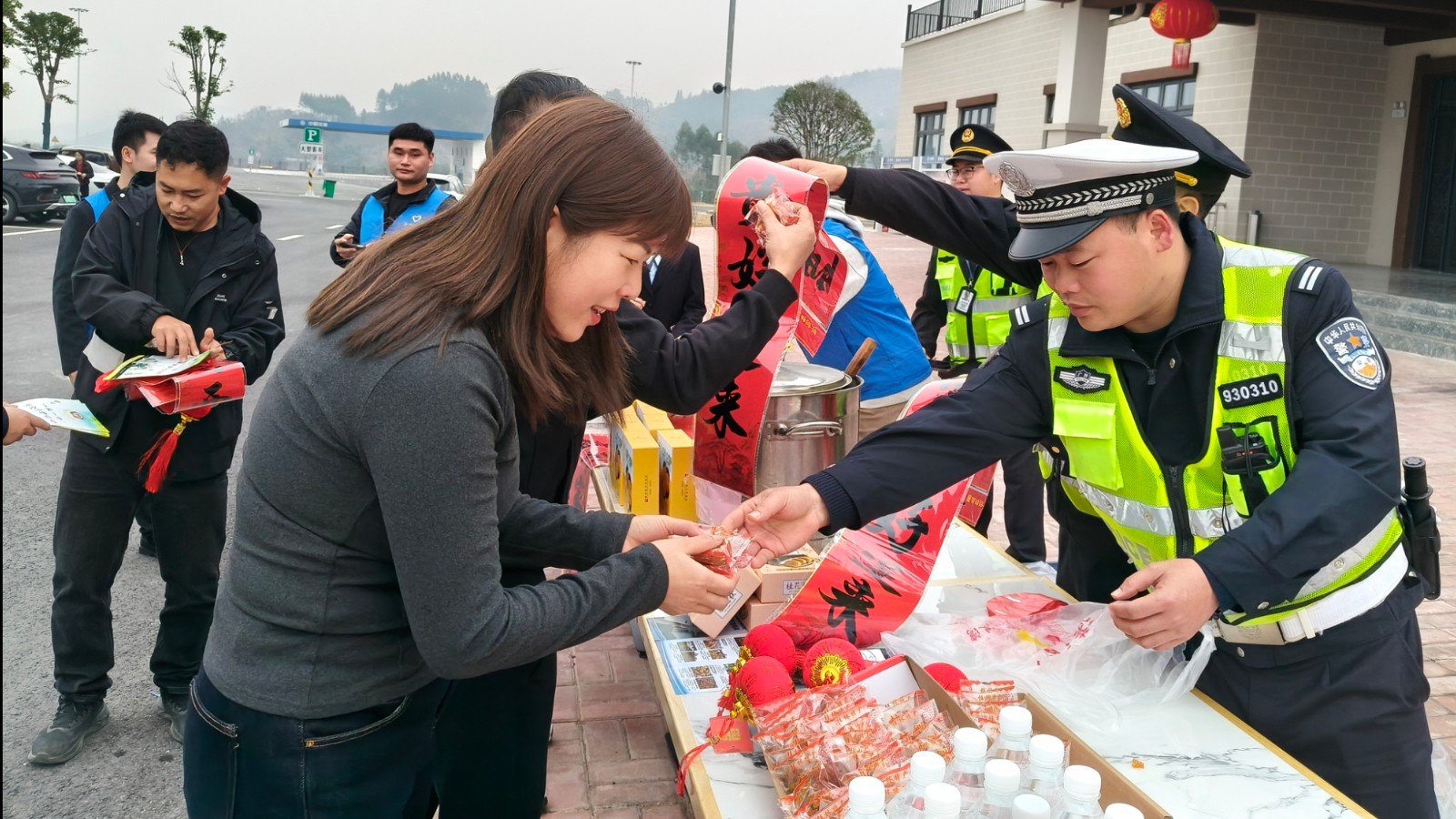 广西桂林平乐警方：平安护航春运路 履职尽责护团圆
