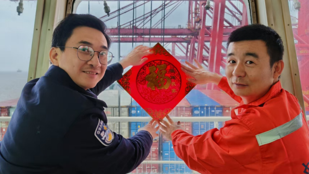 宁波边检站开展“新春暖航”活动为远航船员送上“海上年味”