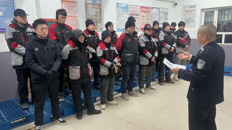新疆乌鲁木齐市高新区（新市区）司法局为快递员送上新春“法治礼包”