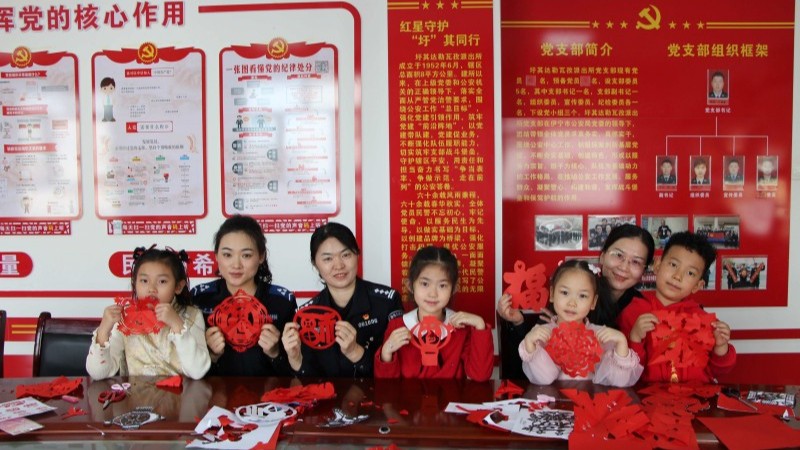 新疆伊宁市公安局：一副春联一份“福” 一身藏蓝一份安