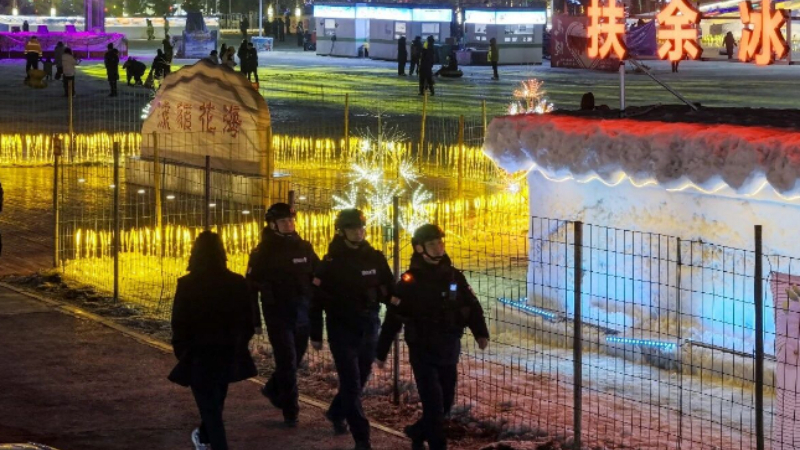 小年夜不松懈 吉林扶余特警巡逻防控护团圆