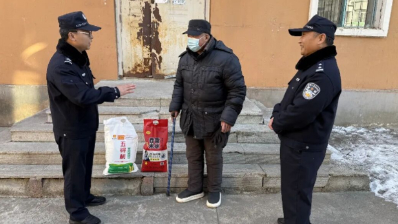 吉林省珲春市公安局靖和派出所“爱心大集”为困难群众送温情
