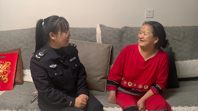 新疆生产建设兵团第七师胡杨河市一二七团司法所：节前走访结亲户 慰问送法暖民心