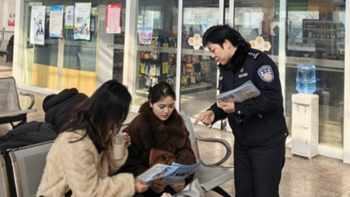 禁毒宣传暖春运 警民同心筑防线