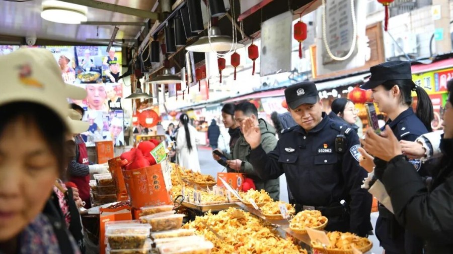 “5A级”菜市场守护者：民警张自强的一天