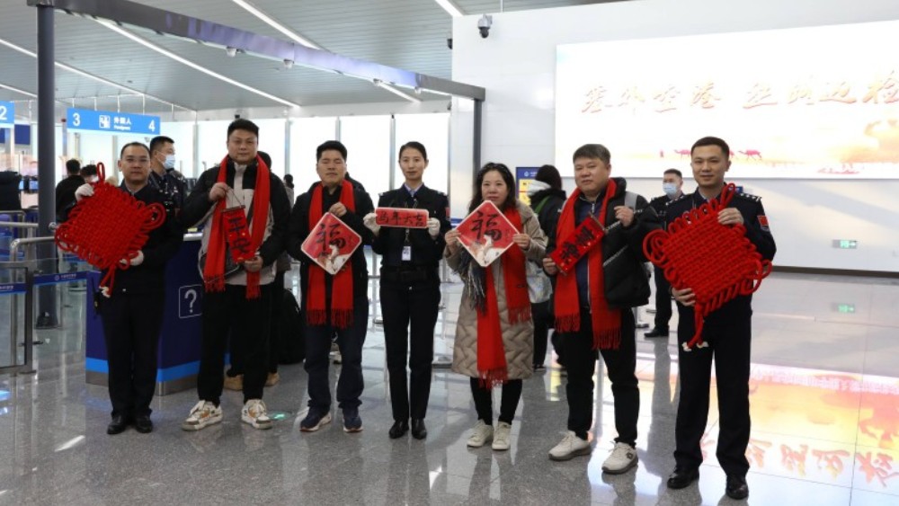 新疆伊宁出入境边防检查站执勤二队开展新春政策宣讲活动