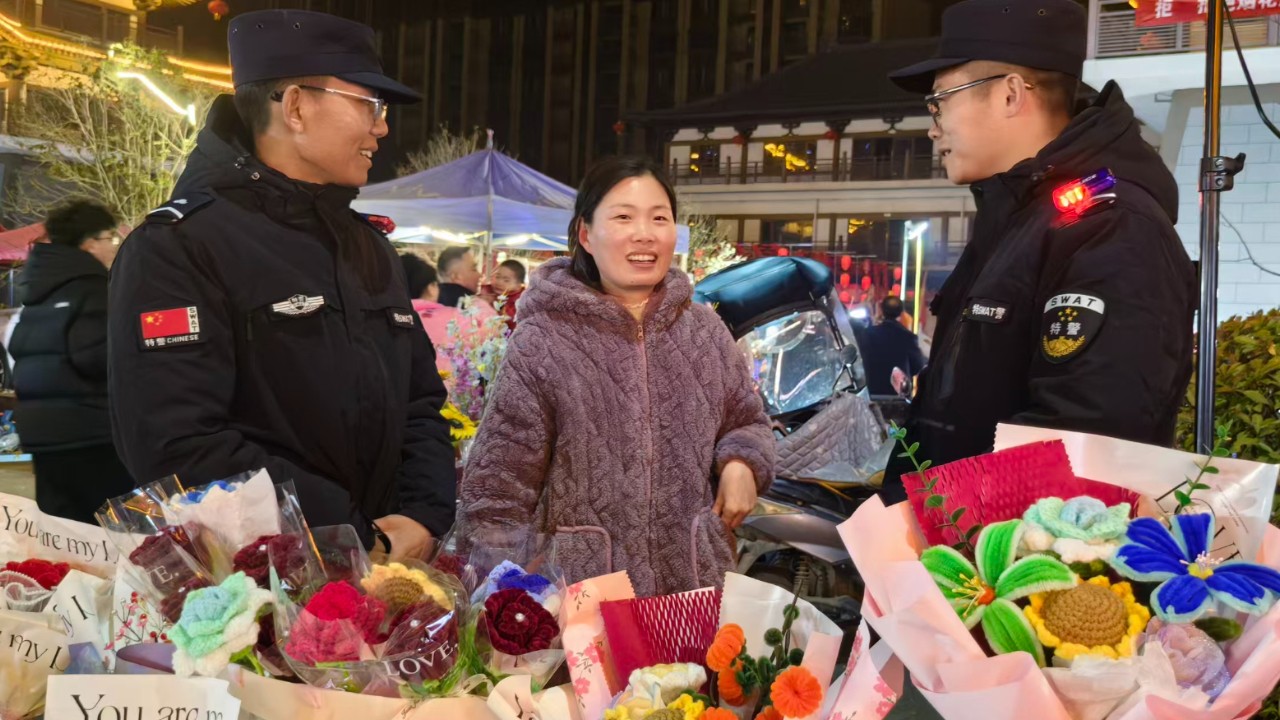 民警春节夜市“花中话反诈”