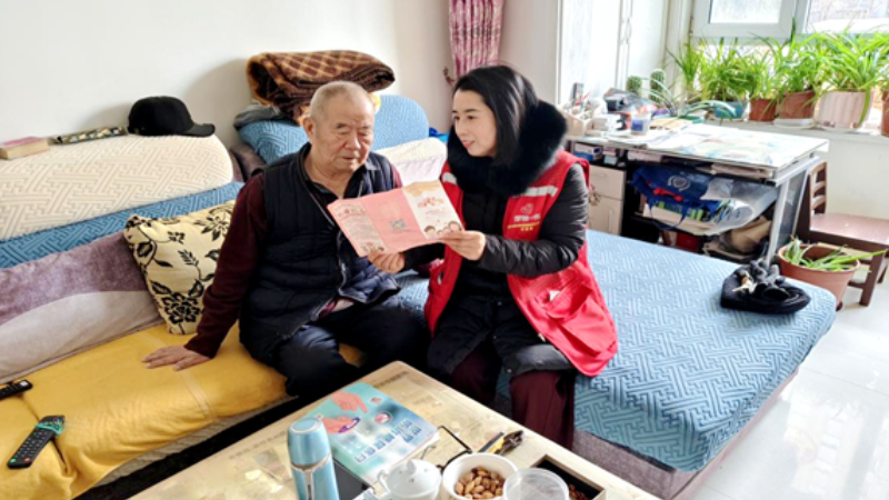 大新镇湖韵社区开展春节前移风易俗上门宣传活动