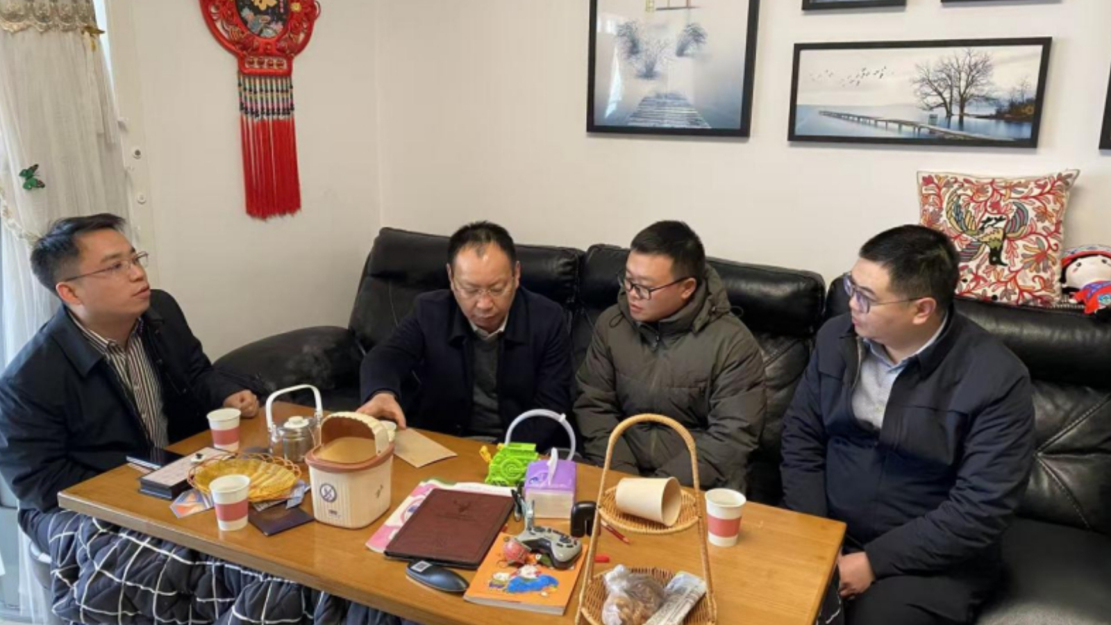 湖北恩施市：寒冬送暖润师心，情系教坛启新程