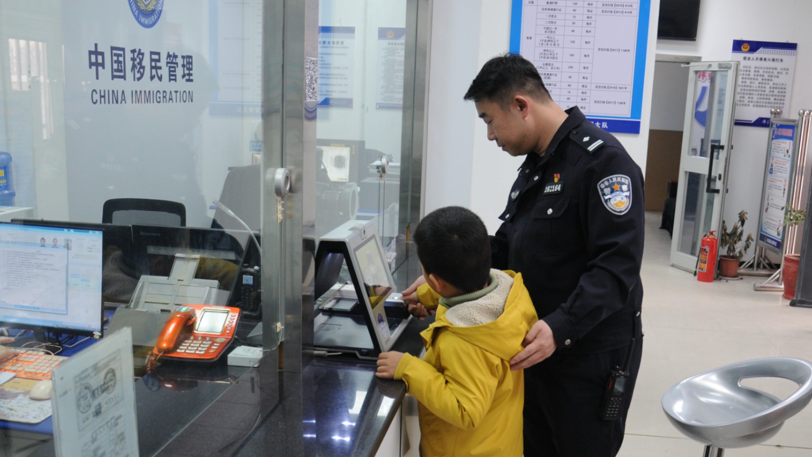 萌娃办证记！喀什公安暖心服务让亲子出行更顺畅
