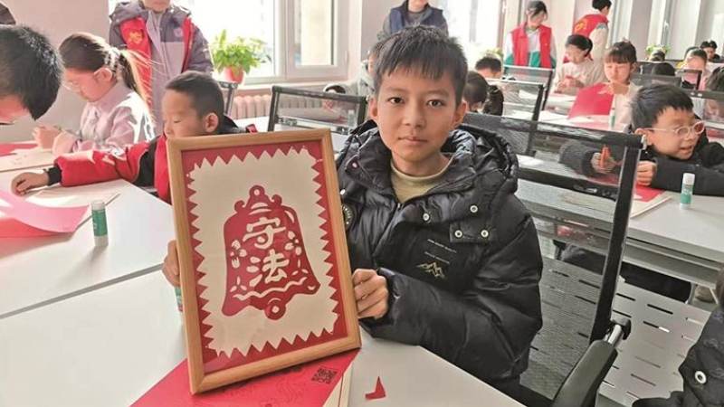 巧手剪纸绽放“法治之花”