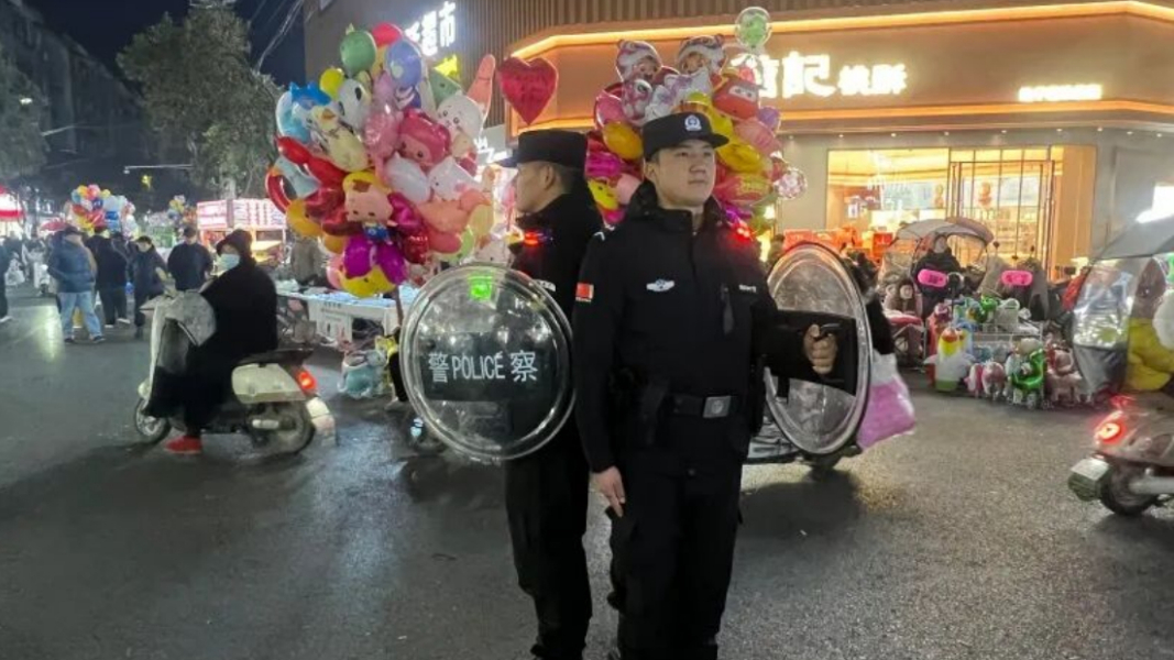 民警守护烟火处 年味正浓平安时