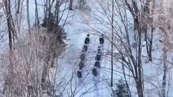 年轻民警化身“林海雪人” 在把面包变“雪糕”的极寒中守护生态安全